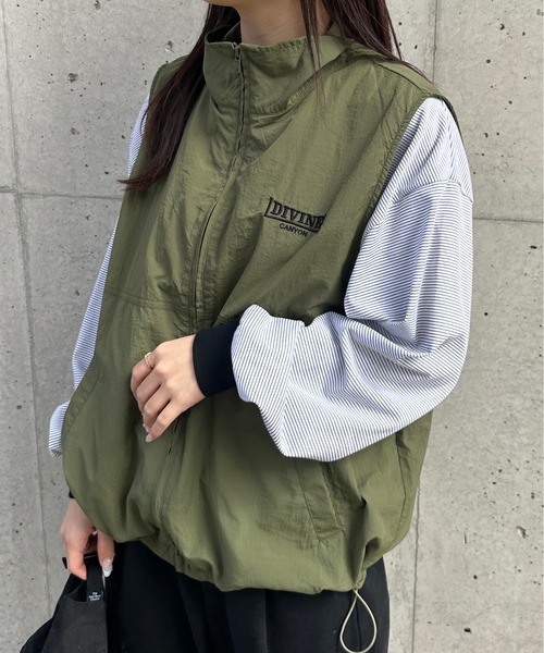 kutir（クティール）の「【2サイズ展開】刺繍ロゴナイロンベスト（ベスト・レディース・カーキ/ブラック/チャコールグレー/スモークグレー・MEDIUM/LARGE）」の19枚目の写真