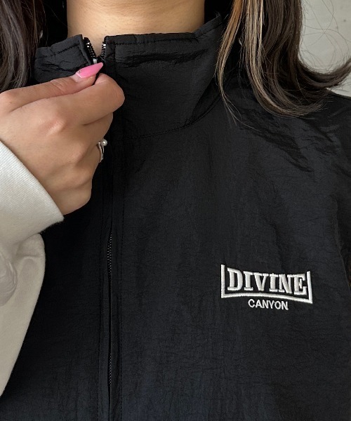 kutir（クティール）の「【2サイズ展開】刺繍ロゴナイロンベスト（ベスト・レディース・カーキ/ブラック/チャコールグレー/スモークグレー・MEDIUM/LARGE）」の7枚目の写真