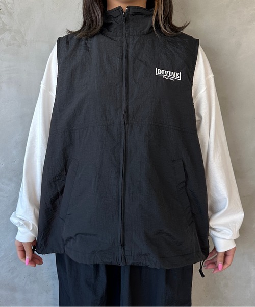 kutir（クティール）の「【2サイズ展開】刺繍ロゴナイロンベスト（ベスト・レディース・カーキ/ブラック/チャコールグレー/スモークグレー・MEDIUM/LARGE）」の5枚目の写真