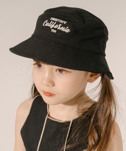 URBAN CHERRY(アーバンチェリー)の「ロゴ刺繍バケットハット(ハット・キッズ・ブルー/ホワイト/ブラック・FREE)」の3枚目の写真