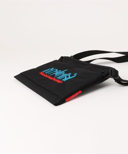 Manhattan Portage(マンハッタンポーテージ)の「Ithaca Shoulder Bag 3D Embroidery Neon(ショルダーバッグ・メンズ・ブラック・X-SMALL)」の13枚目の写真