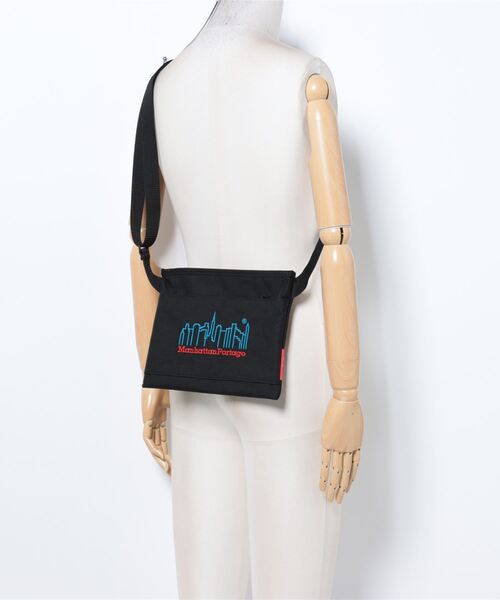 Manhattan Portage(マンハッタンポーテージ)の「Ithaca Shoulder Bag 3D Embroidery Neon(ショルダーバッグ・メンズ・ブラック・X-SMALL)」の16枚目の写真