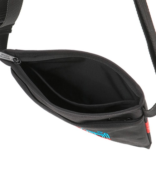Manhattan Portage(マンハッタンポーテージ)の「Ithaca Shoulder Bag 3D Embroidery Neon(ショルダーバッグ・メンズ・ブラック・X-SMALL)」の8枚目の写真