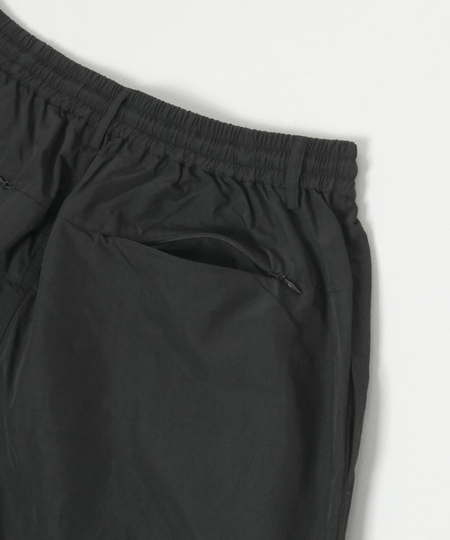 URBAN RESEARCH（アーバンリサーチ）の「『撥水』WASHER NYLON WIDE PANTS（その他パンツ・メンズ・ブラック/ネイビー・MEDIUM/LARGE）」の19枚目の写真
