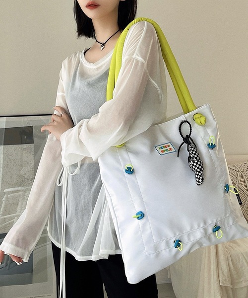 Chick（チック）の「【TAE×Chick】 ナイロンハンドルトートバッグ（トートバッグ・レディース・ホワイト/ブラック/グレー・FREE）」の2枚目の写真