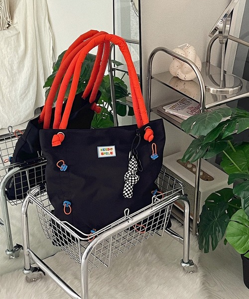 Chick（チック）の「【TAE×Chick】 ナイロンハンドルトートバッグ（トートバッグ・レディース・ホワイト/ブラック/グレー・FREE）」の4枚目の写真