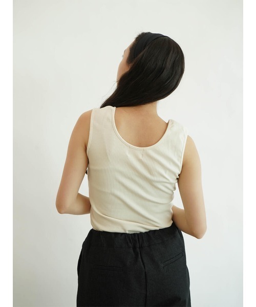 FIKA.（フィーカ）の「Rib tank top（キャミソール・レディース・ブラウン/ライム/ブラック/オフホワイト・MEDIUM）」の2枚目の写真