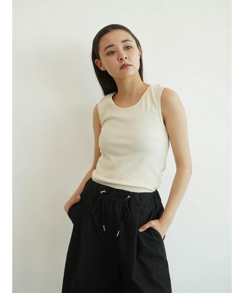 FIKA.（フィーカ）の「Rib tank top（キャミソール・レディース・ブラウン/ライム/ブラック/オフホワイト・MEDIUM）」の7枚目の写真