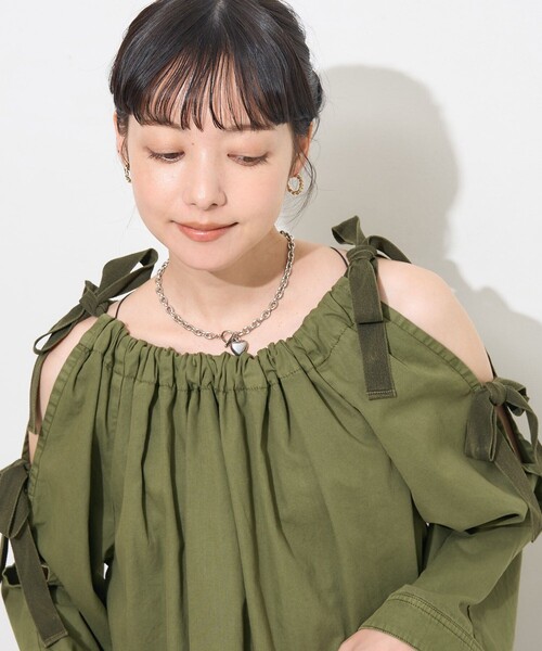 FREAK'S STORE(フリークスストア)の「ピグメント 肩リボントップス(Tシャツ/カットソー・レディース・オリーブ/チャコール・フリ-)」の2枚目の写真