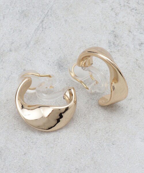 SHOO・LA・RUE（シューラルー）の「【クリップイヤリング】ねじりメタル（イヤリング・レディース・シルバー/ゴールド/ピンクゴールド・00）」の2枚目の写真