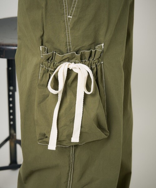FREAK'S STORE(フリークスストア)の「リボンシャーリング ワイドパンツ/カーゴパンツ(カーゴパンツ・レディース・オフホワイト/ブラック/オリーブ・SMALL/MEDIUM)」の6枚目の写真