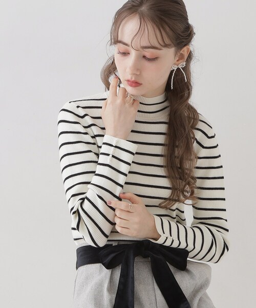 couture brooch（クチュールブローチ）の「◆【柔らかなタッチ・吸湿発熱・帯電防止機能付き】サスティナブルフェイクパールリブニット（ニット/セーター・レディース・ブラック/ベビーピンク/オフホワイト/グレー/ホワイト系5/ワインレッド・36/38/42）」の2枚目の写真