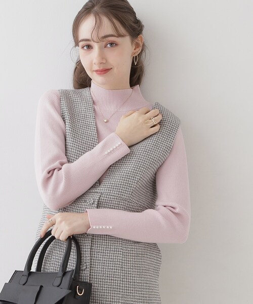 couture brooch（クチュールブローチ）の「◆【柔らかなタッチ・吸湿発熱・帯電防止機能付き】サスティナブルフェイクパールリブニット（ニット/セーター・レディース・ブラック/ベビーピンク/オフホワイト/グレー/ホワイト系5/ワインレッド・36/38/42）」の5枚目の写真