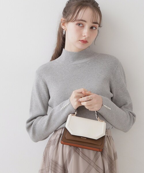 couture brooch（クチュールブローチ）の「◆【柔らかなタッチ・吸湿発熱・帯電防止機能付き】サスティナブルフェイクパールリブニット（ニット/セーター・レディース・ブラック/ベビーピンク/オフホワイト/グレー/ホワイト系5/ワインレッド・36/38/42）」の4枚目の写真