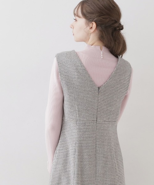 couture brooch（クチュールブローチ）の「◆【柔らかなタッチ・吸湿発熱・帯電防止機能付き】サスティナブルフェイクパールリブニット（ニット/セーター・レディース・ブラック/ベビーピンク/オフホワイト/グレー/ホワイト系5/ワインレッド・36/38/42）」の21枚目の写真