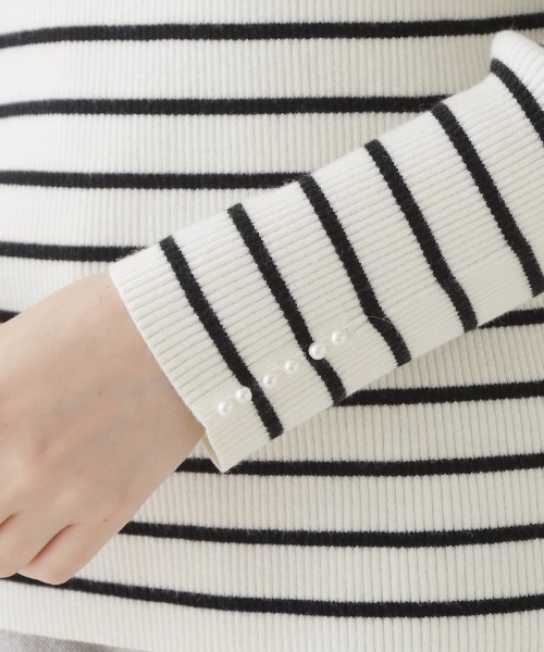 couture brooch（クチュールブローチ）の「◆【柔らかなタッチ・吸湿発熱・帯電防止機能付き】サスティナブルフェイクパールリブニット（ニット/セーター・レディース・ブラック/ベビーピンク/オフホワイト/グレー/ホワイト系5/ワインレッド・36/38/42）」の11枚目の写真