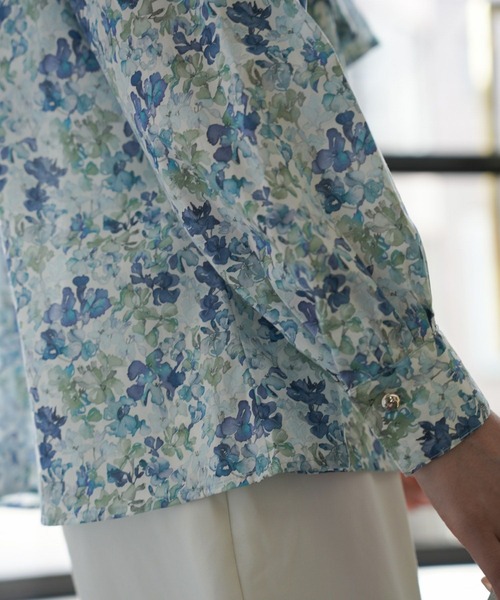 HUIT bouquet(ユイット)の「ケープデザイン ブラウス Made with Liberty Fabric HUIT(シャツ/ブラウス・レディース・ブラウン/ブルー・M)」の4枚目の写真