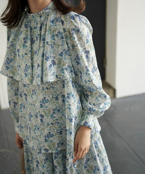HUIT bouquet(ユイット)の「ケープデザイン ブラウス Made with Liberty Fabric HUIT(シャツ/ブラウス・レディース・ブラウン/ブルー・M)」の6枚目の写真