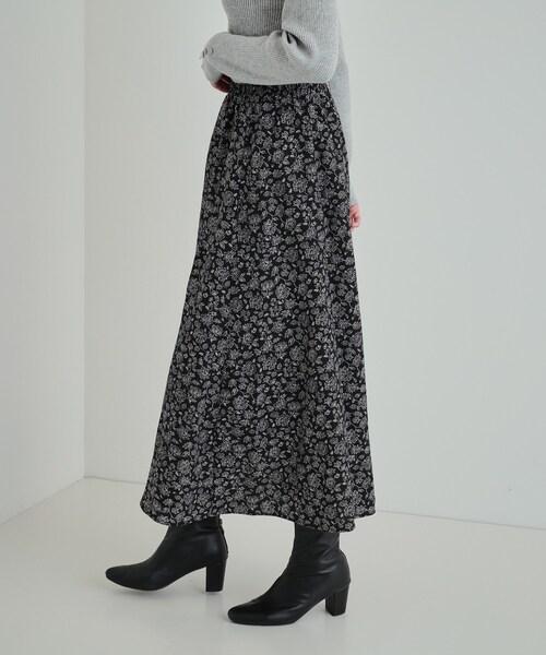 SHOO・LA・RUE(シューラルー)の「【洗える】レトロムード感じる 花柄プリントギャザースカート(スカート・レディース・チャコール/ブラック系6・02/03/04)」の4枚目の写真