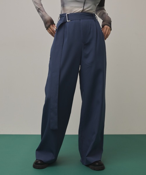 Solace(ソレイス)の「ベルト付きツータックスラックスパンツ/ セットアップ対応(スラックス・レディース・ブラウン/ネイビー・FREE)」の4枚目の写真