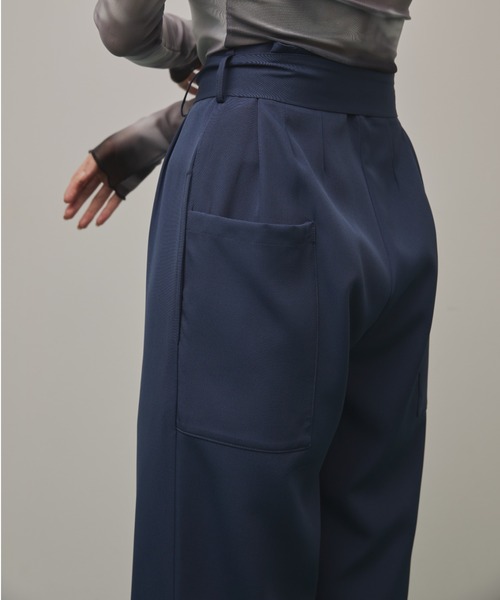 Solace(ソレイス)の「ベルト付きツータックスラックスパンツ/ セットアップ対応(スラックス・レディース・ブラウン/ネイビー・FREE)」の7枚目の写真