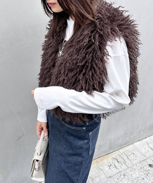 INGNI（イング）の「クロップド丈エコファーベスト（ベスト・レディース・ブラウン/グレー/アイボリー・M）」の5枚目の写真