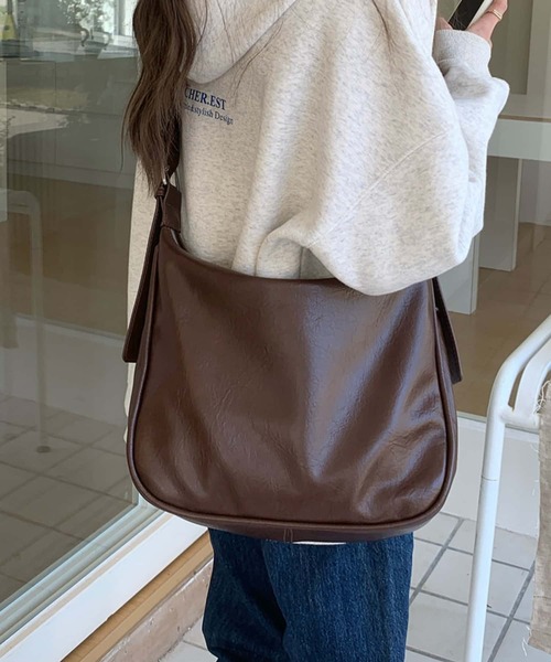 LA VORAGINE（ラ ヴォラジネ）の「大容量ショルダーバッグ（ショルダーバッグ・レディース・ブラウン/ブラック・FREE）」の6枚目の写真