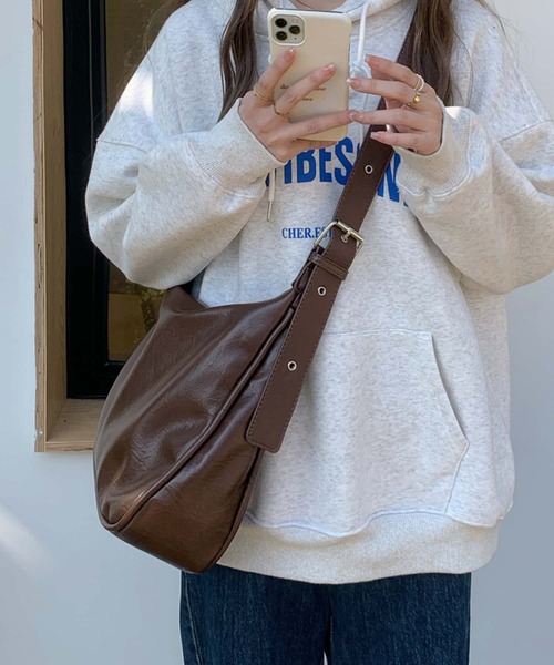 LA VORAGINE（ラ ヴォラジネ）の「大容量ショルダーバッグ（ショルダーバッグ・レディース・ブラウン/ブラック・FREE）」の7枚目の写真