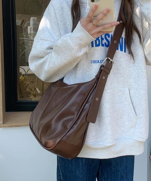 LA VORAGINE（ラ ヴォラジネ）の「大容量ショルダーバッグ（ショルダーバッグ・レディース・ブラウン/ブラック・FREE）」の4枚目の写真