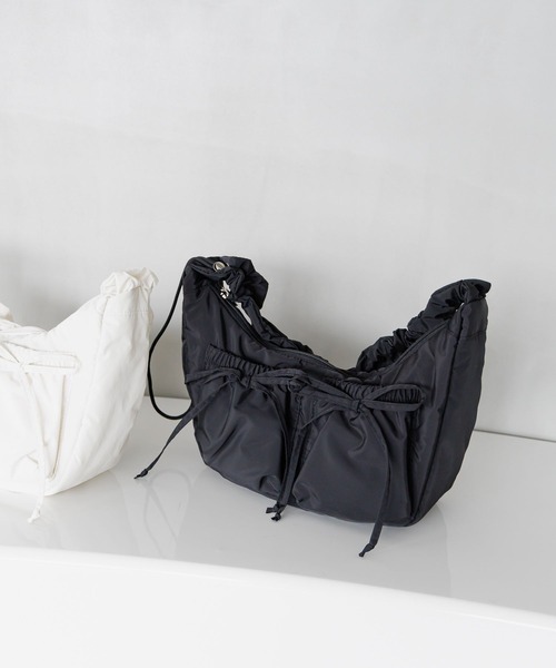 GLOBAL WORK(グローバルワーク)の「撥水リボンショルダー/211753(ショルダーバッグ・キッズ・ブラック/アイボリー・FREE)」の2枚目の写真