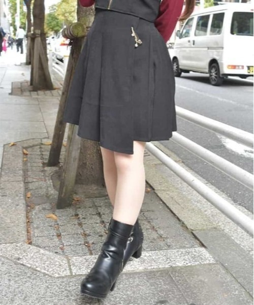 axes femme（アクシーズファム）の「ブローチ付タックプリーツスカート（スカート・レディース・チャコール/ブラウン/ブラック・FREE）」の2枚目の写真