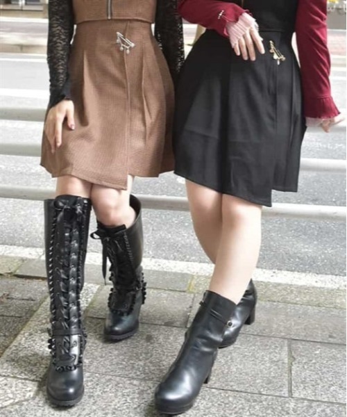 axes femme（アクシーズファム）の「ブローチ付タックプリーツスカート（スカート・レディース・チャコール/ブラウン/ブラック・FREE）」の4枚目の写真