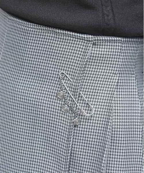 axes femme（アクシーズファム）の「ブローチ付タックプリーツスカート（スカート・レディース・チャコール/ブラウン/ブラック・FREE）」の8枚目の写真