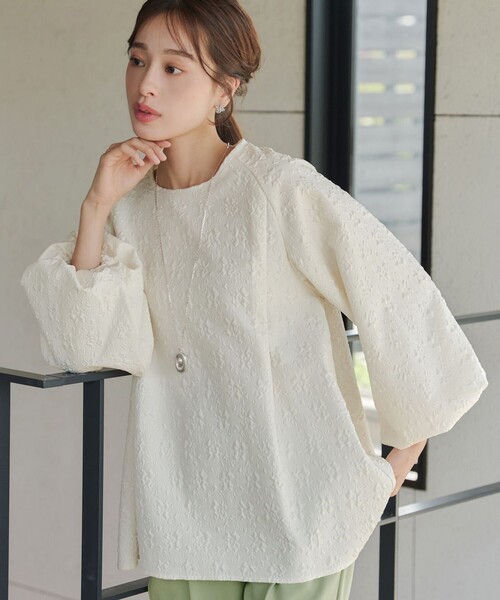 Tiaclasse(ティアクラッセ)の「ふくれジャガードバルーンスリーブチュニック(シャツ/ブラウス・レディース・ブラック/アイボリー/モカ・L/M)」の2枚目の写真