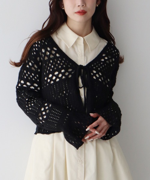 earth music&ecology（アースミュージックアンドエコロジー）の「フロントリボン透かし編みカーディガン（カーディガン/ボレロ・レディース・アイボリー/ブラック/レッド・FREE）」の4枚目の写真