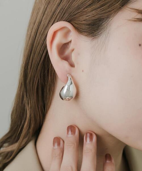 SMELLY（スメリー）の「メタルドロップフープイヤリング（イヤリング・レディース・シルバー・-）」の2枚目の写真