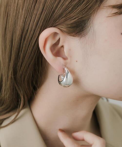 SMELLY（スメリー）の「メタルドロップフープイヤリング（イヤリング・レディース・シルバー・-）」の3枚目の写真