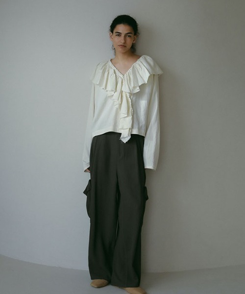 ETRE TOKYO(エトレトウキョウ)の「カットオフフリルネックシャツ(シャツ/ブラウス・レディース・アイボリー/ブラック・FREE)」の3枚目の写真