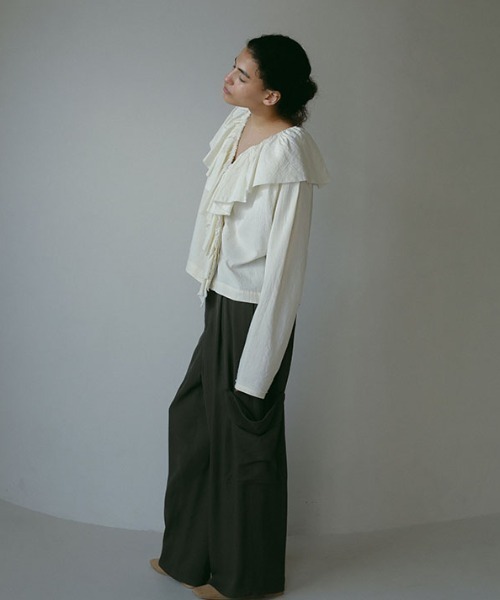 ETRE TOKYO(エトレトウキョウ)の「カットオフフリルネックシャツ(シャツ/ブラウス・レディース・アイボリー/ブラック・FREE)」の4枚目の写真