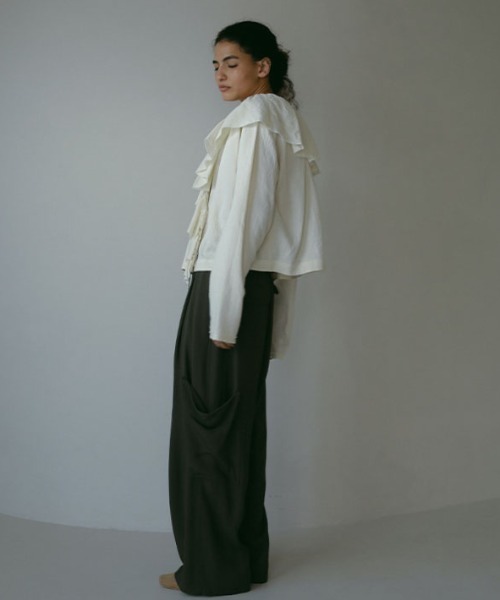ETRE TOKYO(エトレトウキョウ)の「カットオフフリルネックシャツ(シャツ/ブラウス・レディース・アイボリー/ブラック・FREE)」の5枚目の写真