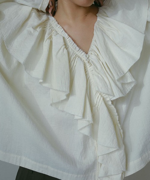ETRE TOKYO(エトレトウキョウ)の「カットオフフリルネックシャツ(シャツ/ブラウス・レディース・アイボリー/ブラック・FREE)」の7枚目の写真