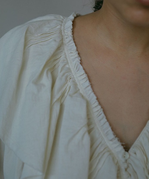 ETRE TOKYO(エトレトウキョウ)の「カットオフフリルネックシャツ(シャツ/ブラウス・レディース・アイボリー/ブラック・FREE)」の8枚目の写真