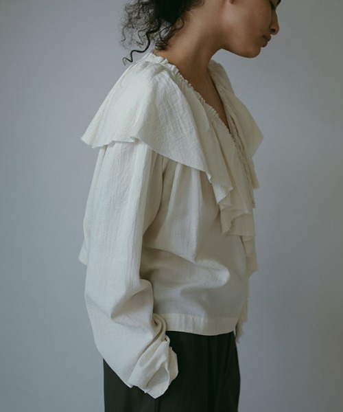 ETRE TOKYO(エトレトウキョウ)の「カットオフフリルネックシャツ(シャツ/ブラウス・レディース・アイボリー/ブラック・FREE)」の10枚目の写真