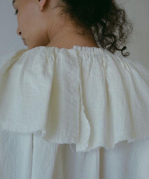 ETRE TOKYO(エトレトウキョウ)の「カットオフフリルネックシャツ(シャツ/ブラウス・レディース・アイボリー/ブラック・FREE)」の11枚目の写真
