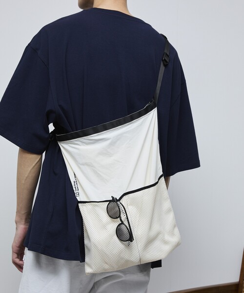 Firsthand（ファーストハンド）の「MA Firsthand/マ ファーストハンド BASIC LOGO刺繍ナイロン2WAY BAG（ショルダーバッグ・メンズ・オフホワイト/ブルー/ブラック・ﾌﾘ-）」の7枚目の写真