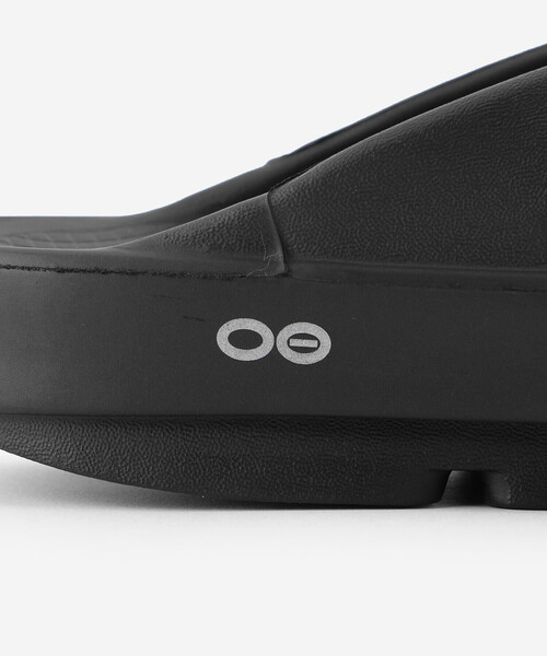OOFOS（ウーフォス）の「OOFOS | OOriginal Black WOMEN（サンダル・レディース・ブラック・23/24/25）」の11枚目の写真