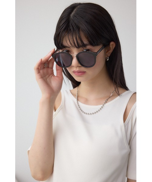 AZUL by moussy（アズールバイマウジー）の「メタルブリッジウェリントンアイウェア（サングラス・レディース・ブラック/クリア・FREE）」の3枚目の写真