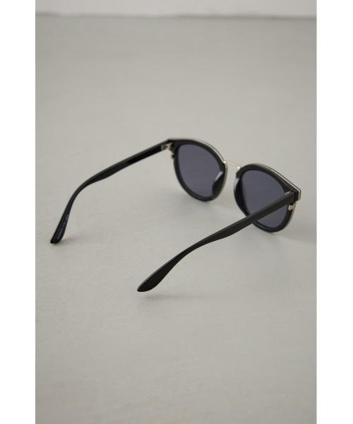 AZUL by moussy（アズールバイマウジー）の「メタルブリッジウェリントンアイウェア（サングラス・レディース・ブラック/クリア・FREE）」の7枚目の写真