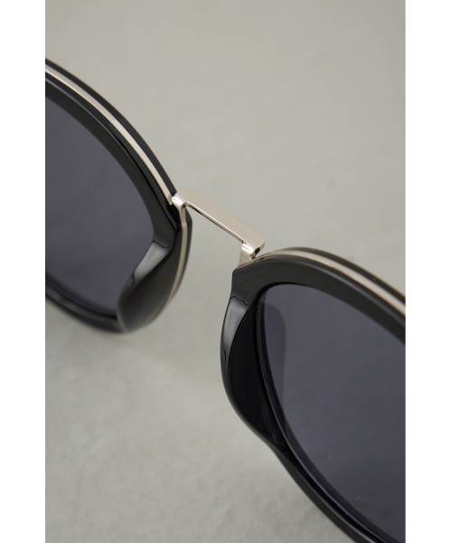AZUL by moussy（アズールバイマウジー）の「メタルブリッジウェリントンアイウェア（サングラス・レディース・ブラック/クリア・FREE）」の8枚目の写真