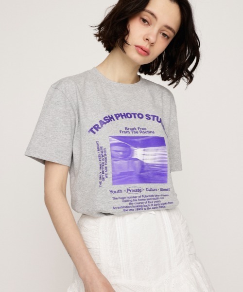 SLY(スライ)の「PHOTO LOGO 2SIZE T/SH フォト ロゴ 2サイズ Tシャツ 半袖 夏服(Tシャツ/カットソー・レディース・オレンジ/ホワイト/ブラック/杢グレー・1/2)」の1枚目の写真